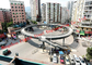 Pontes pedestres pré-fabricadas da estrutura circular na área da junção do transporte fornecedor